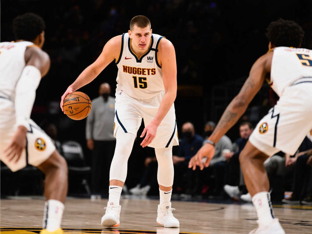 约基奇半场力战心疲!12投5中贡献15分7板5助1断 约基奇半场力战心疲!12投5中贡献15分7板5助1断